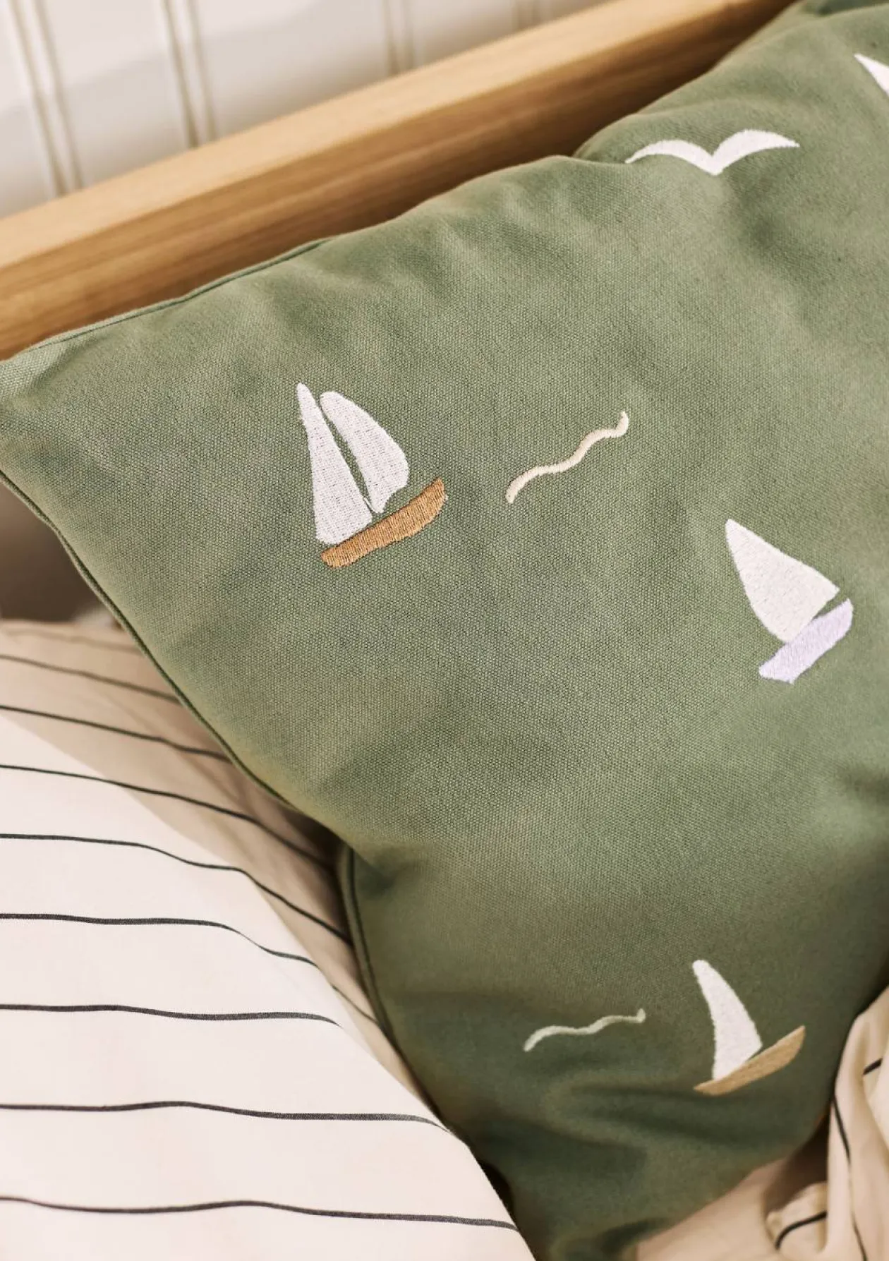 Besticktes Kissen 'Cinna' Sailboats