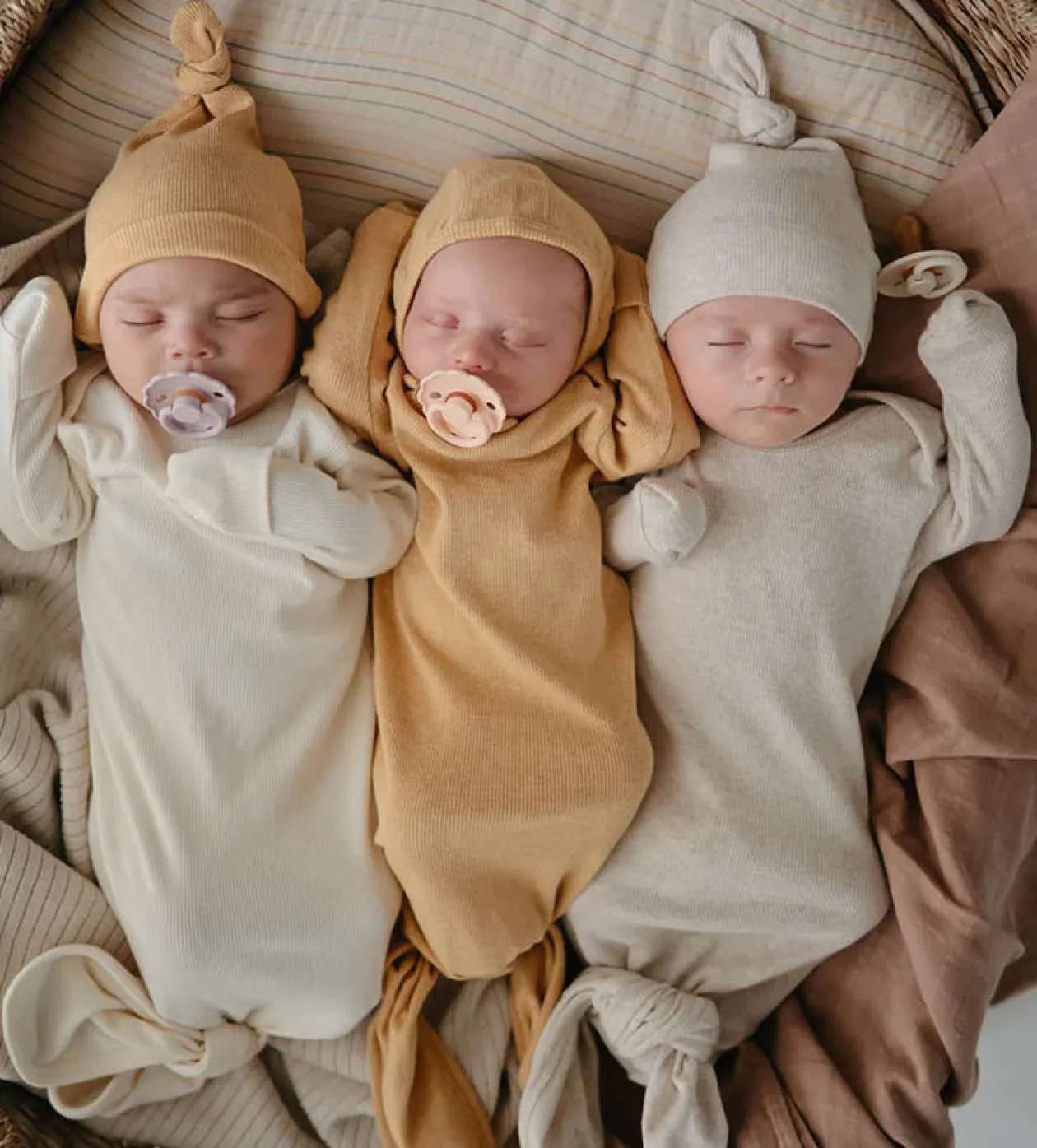 Geknotetes Babykleid blush