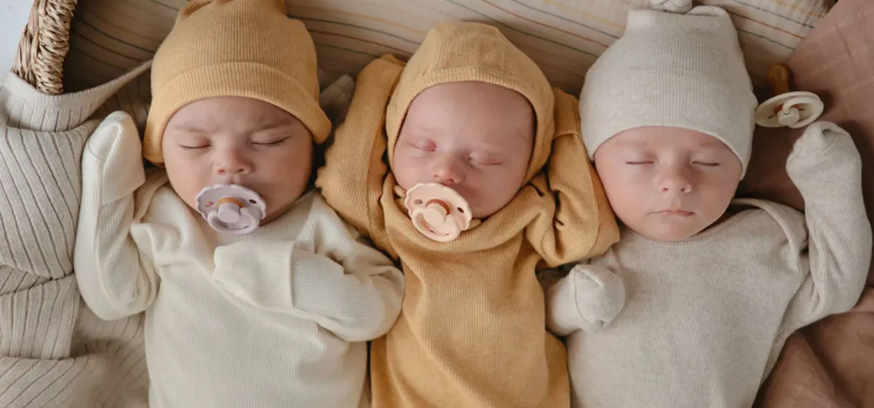 Geknotetes Babykleid blush