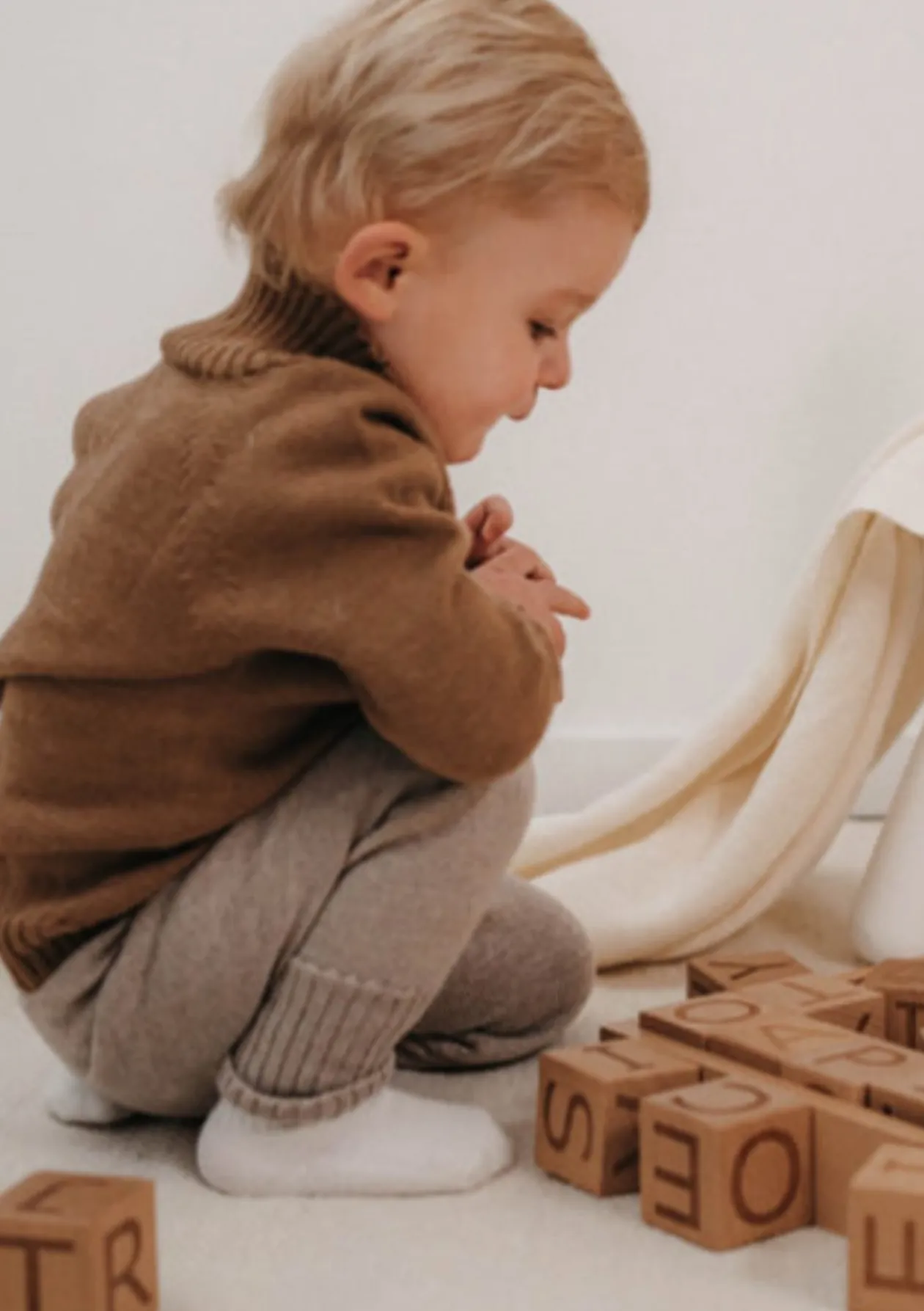 Gestrickte Babyhose zum Mitwachsen beige