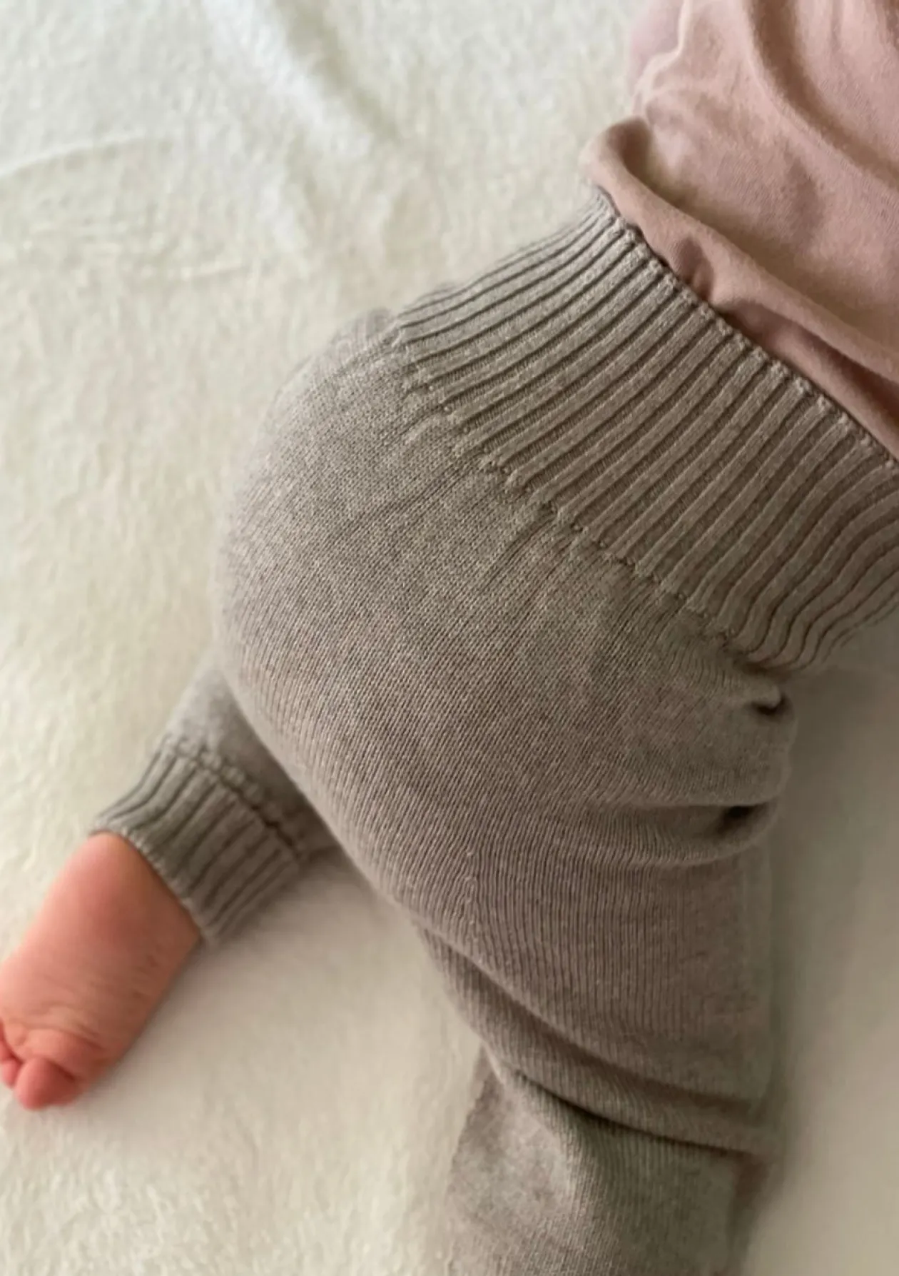 Gestrickte Babyhose zum Mitwachsen stein
