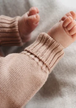 Gestrickte Babyhose zum Mitwachsen stein