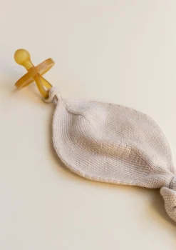 Merino Strick-Schnullertuch 'Titi Comforter' oat