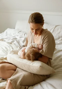 Multifunktions-Stillkissen mit Stickereien Natural