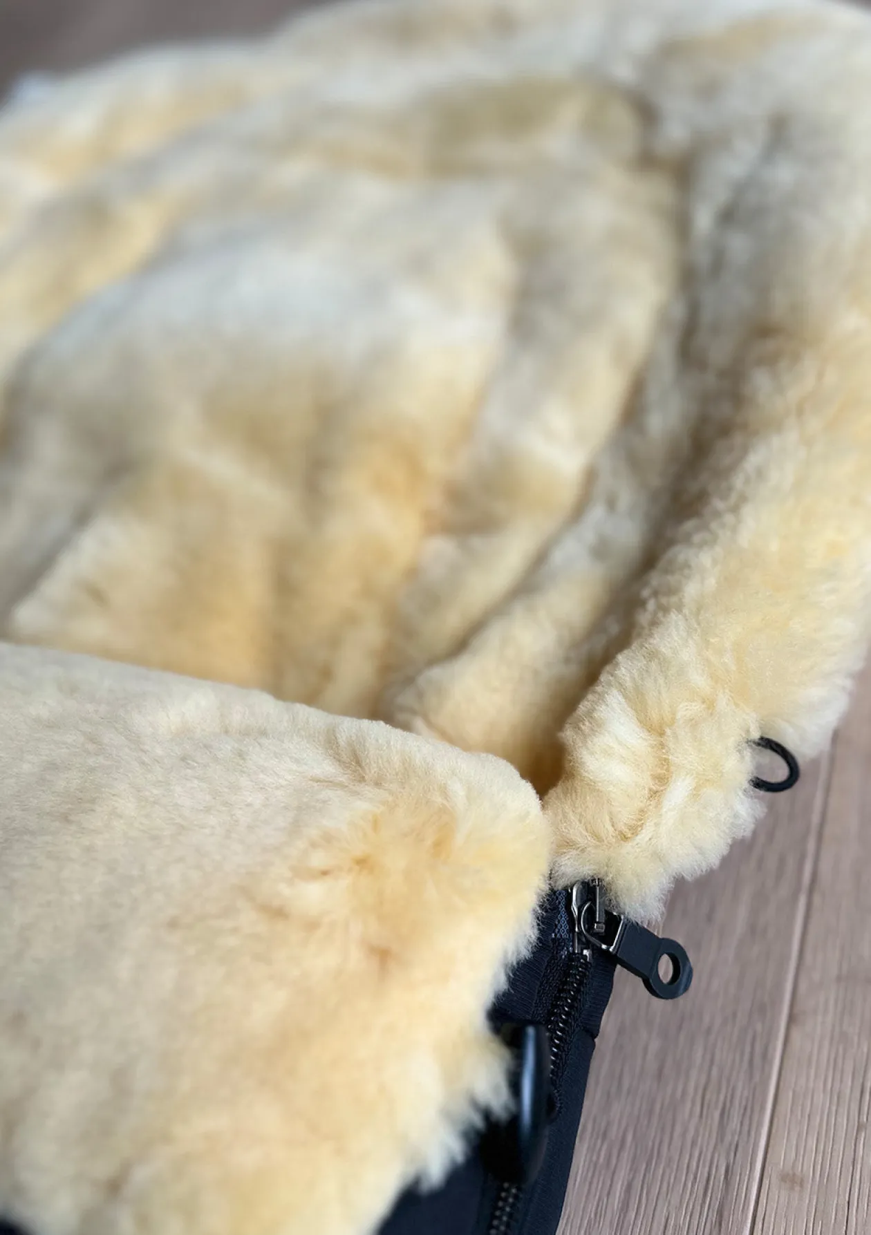 Premium Lammfell-Fußsack für Babywanne & Kinderautositz midnight black