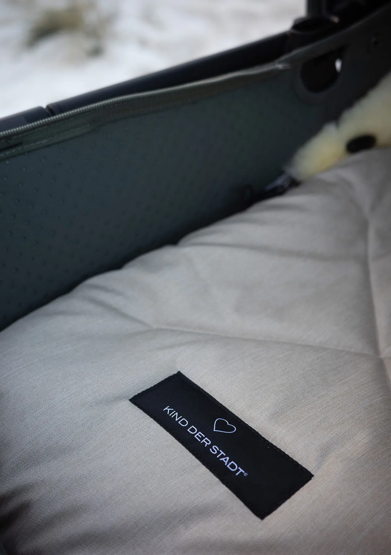 Premium Lammfell-Fußsack für Babywanne & Kinderautositz Limited Edition dune-beige