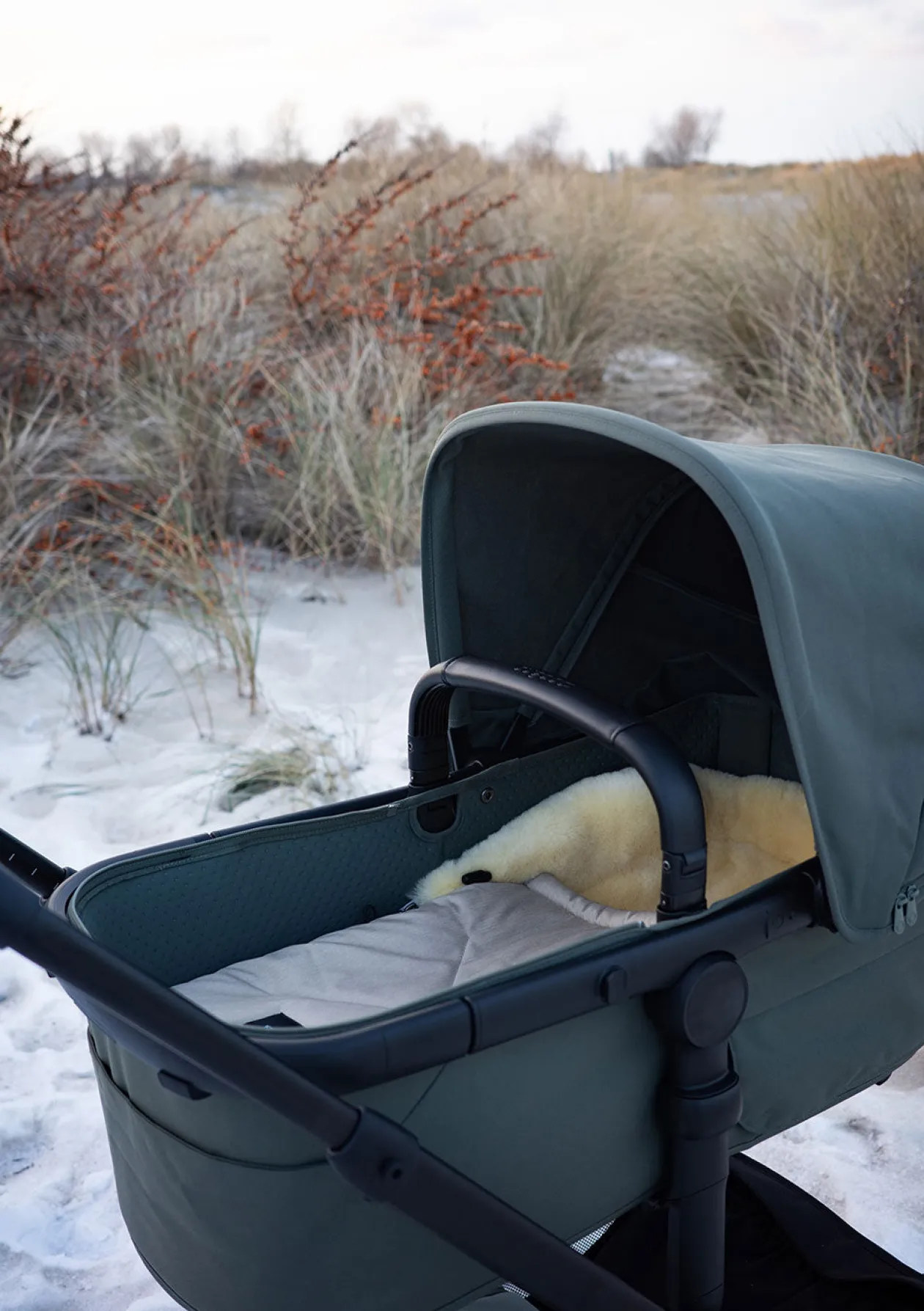 Premium Lammfell-Fußsack für Babywanne & Kinderautositz Limited Edition dune-beige