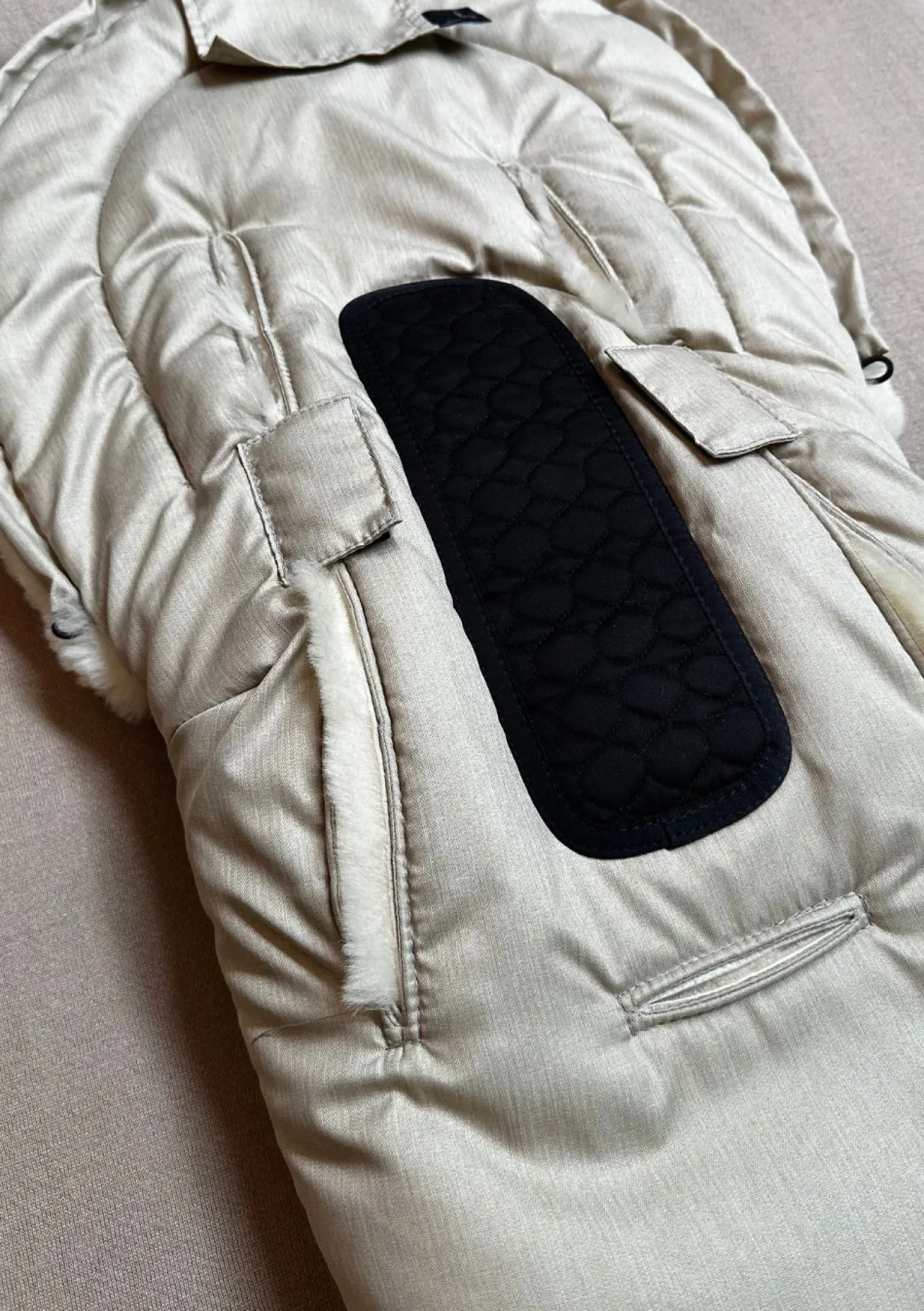 Premium Lammfell-Fußsack für Babywanne & Kinderautositz Limited Edition dune-beige