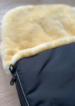Premium Lammfell-Fußsack midnight black