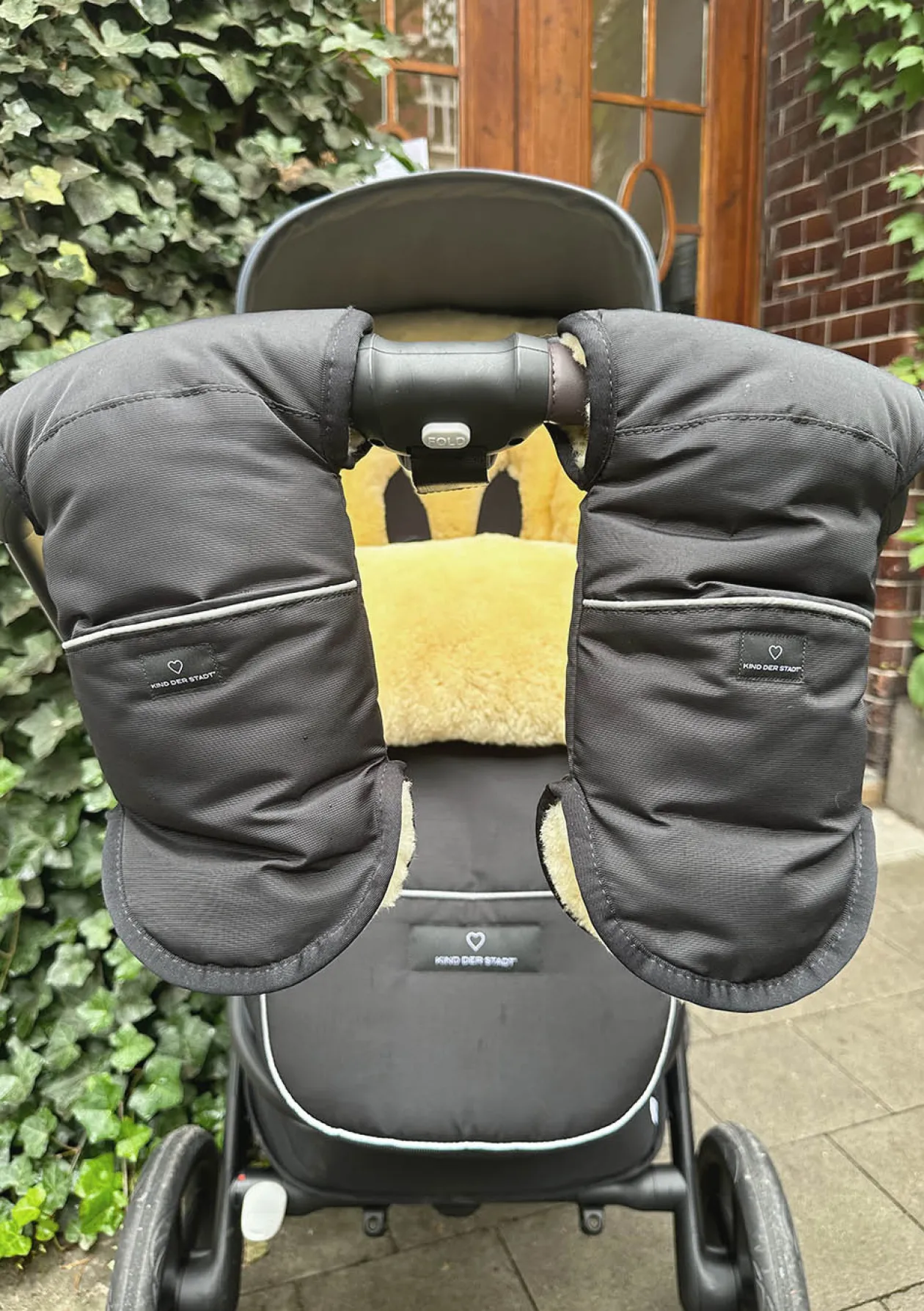 Premium Lammfell-Handwärmer midnight black