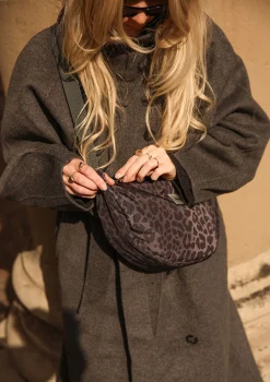 Umhängetasche 'Puffy Adult Fanny Pack' Antra Leopard